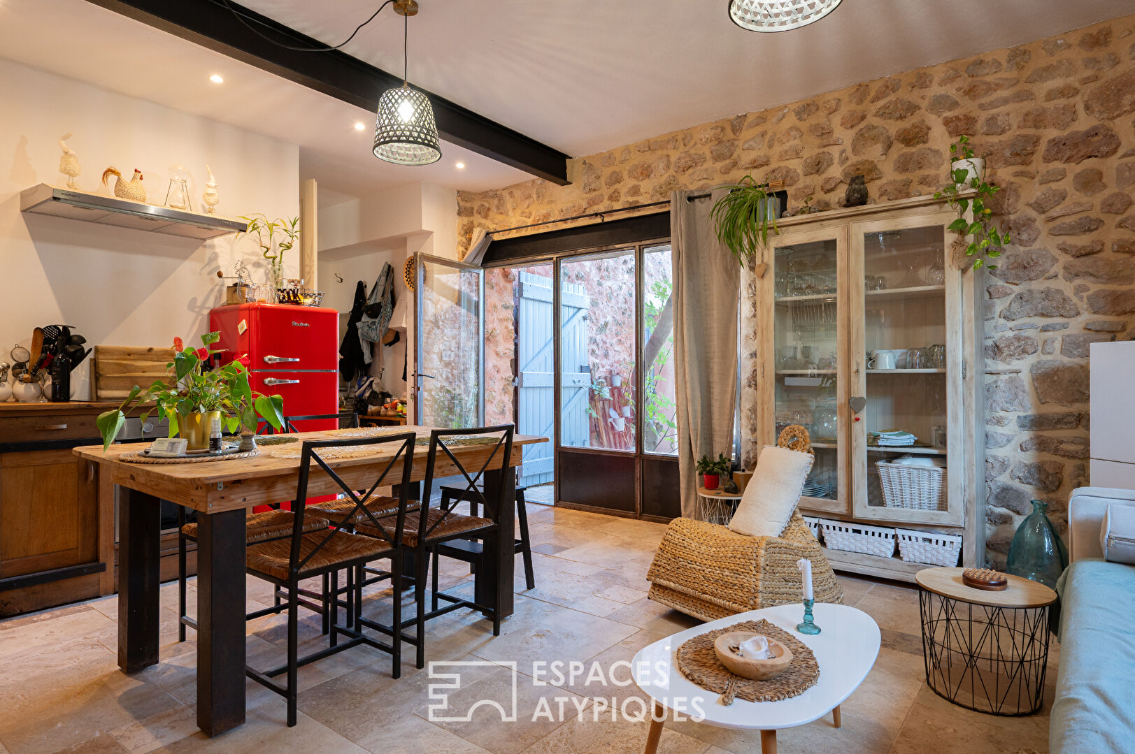 Maison en pierre rénovée avec piscine et jardin