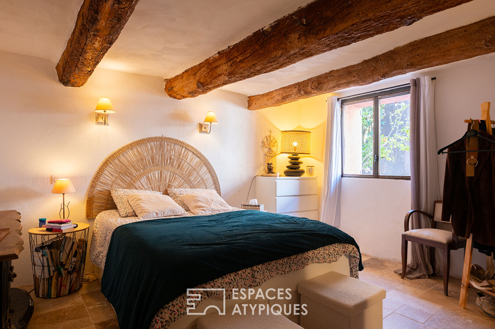 Maison en pierre rénovée avec piscine et jardin