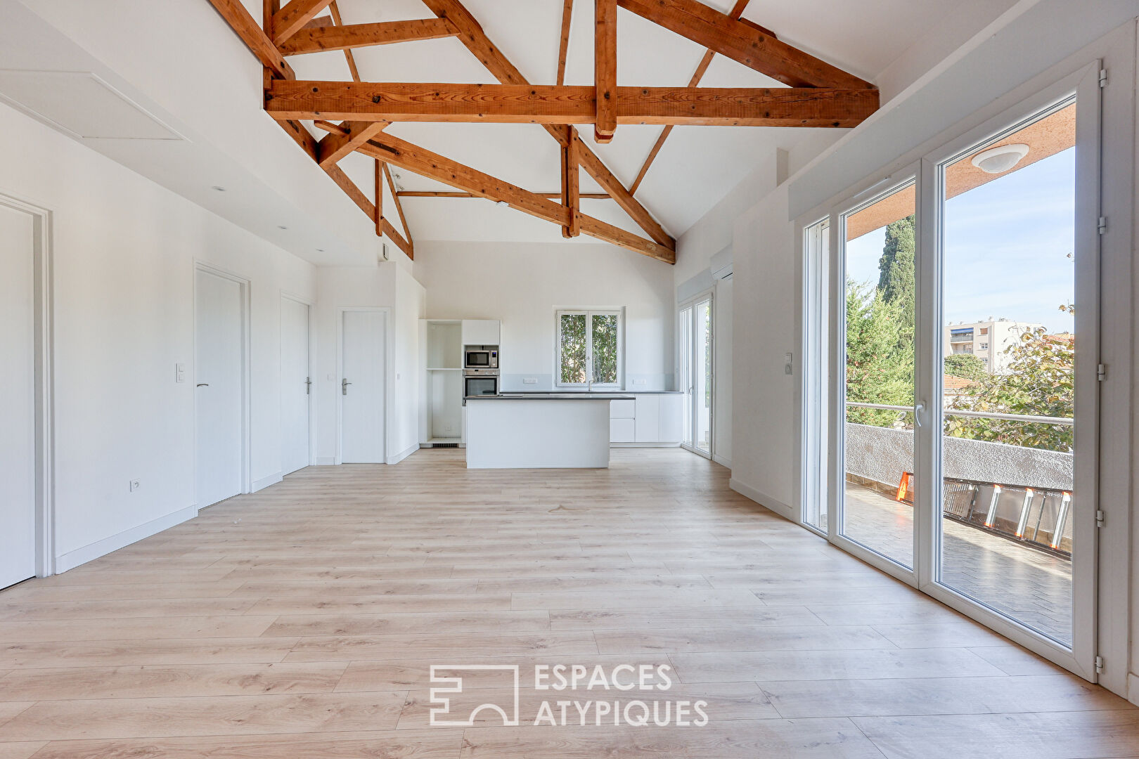 Duplex rénové avec extérieur et stationnement à Hyères