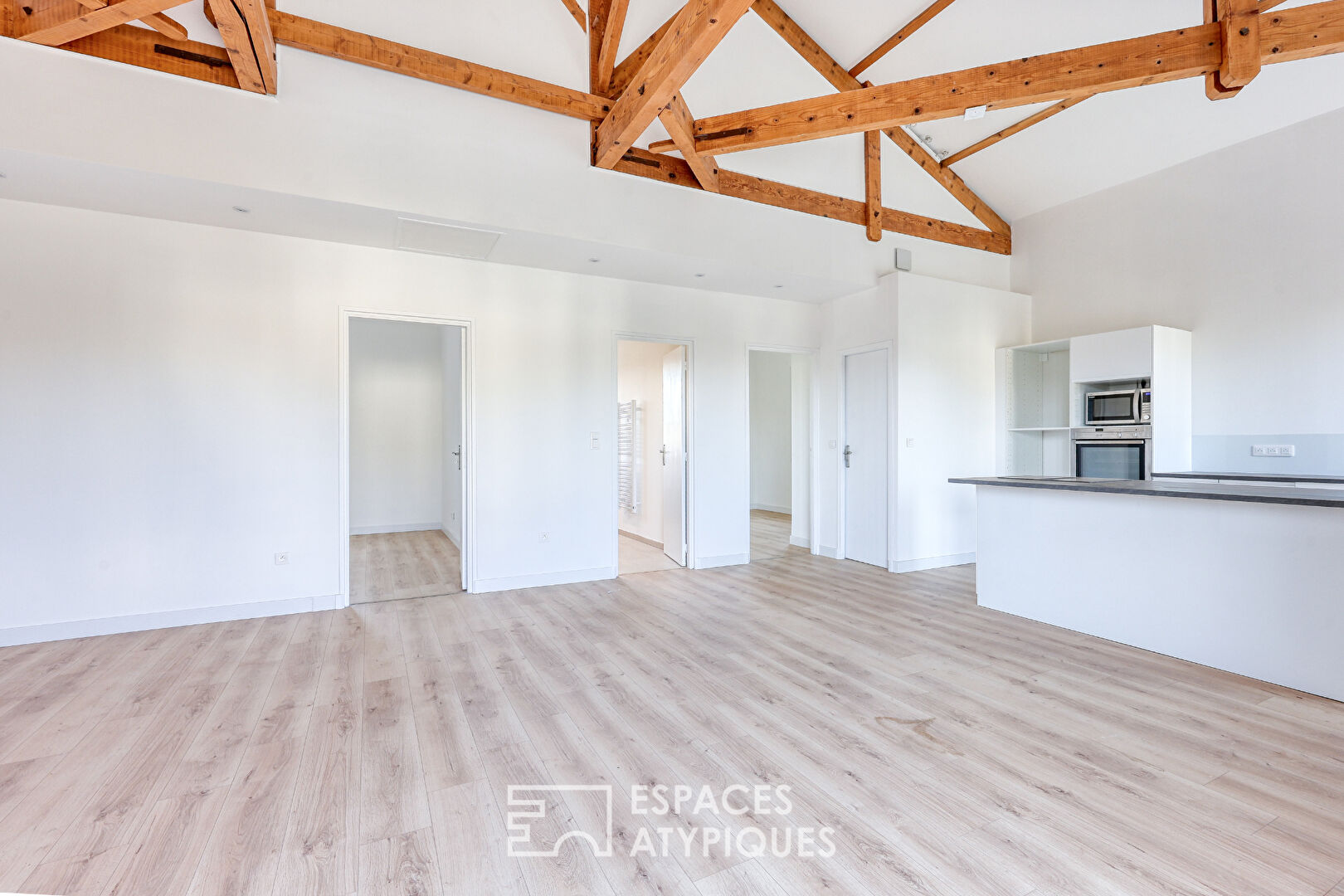Appartement rénové avec extérieur et stationnement à Hyères