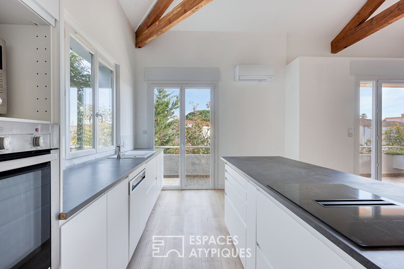 Duplex rénové avec extérieur et stationnement à Hyères
