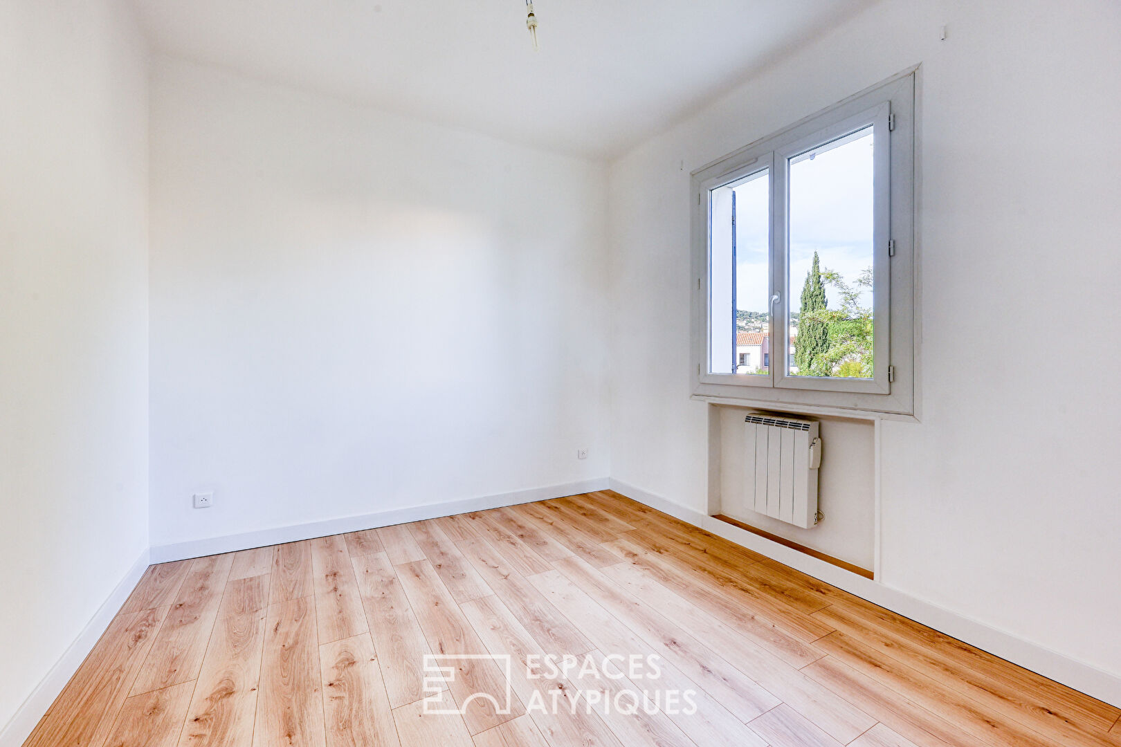 Appartement rénové avec extérieur et stationnement à Hyères