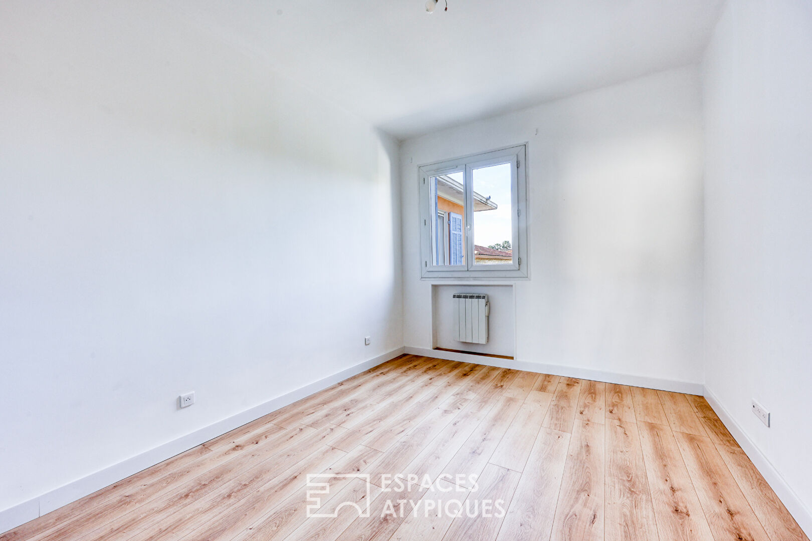 Appartement rénové avec extérieur et stationnement à Hyères