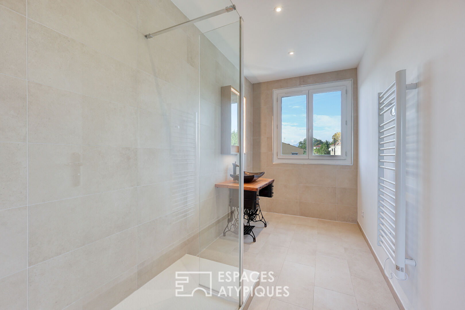 Appartement rénové avec extérieur et stationnement à Hyères