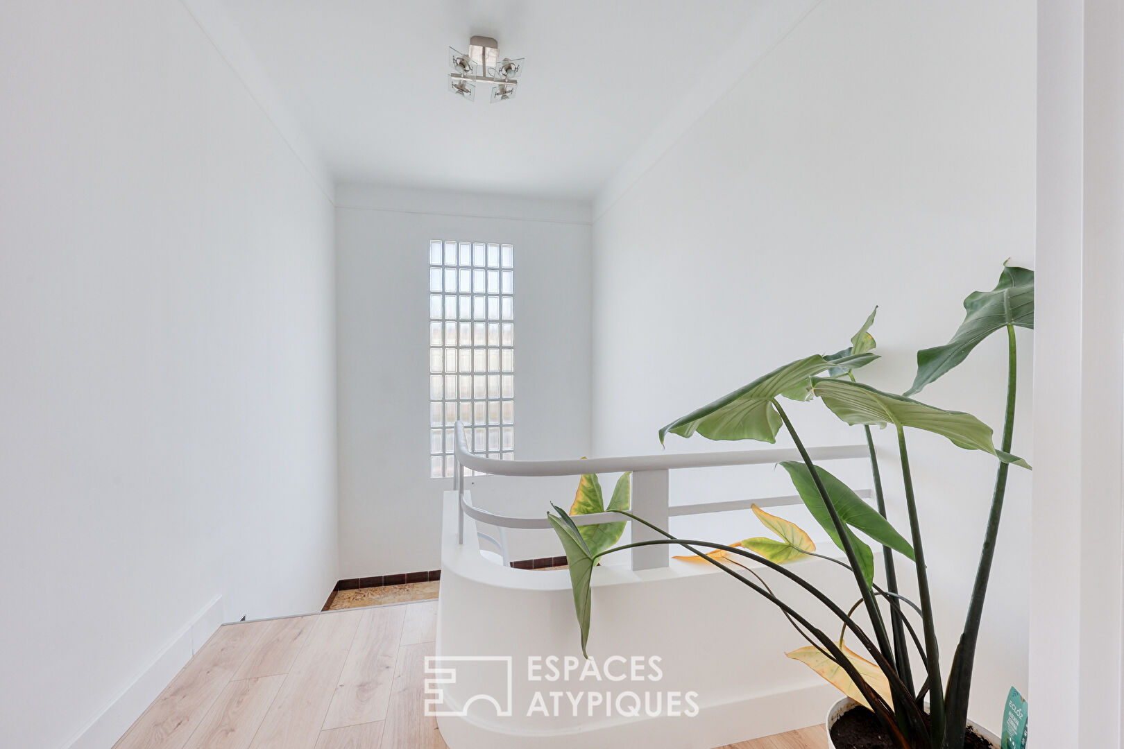 Appartement rénové avec extérieur et stationnement à Hyères