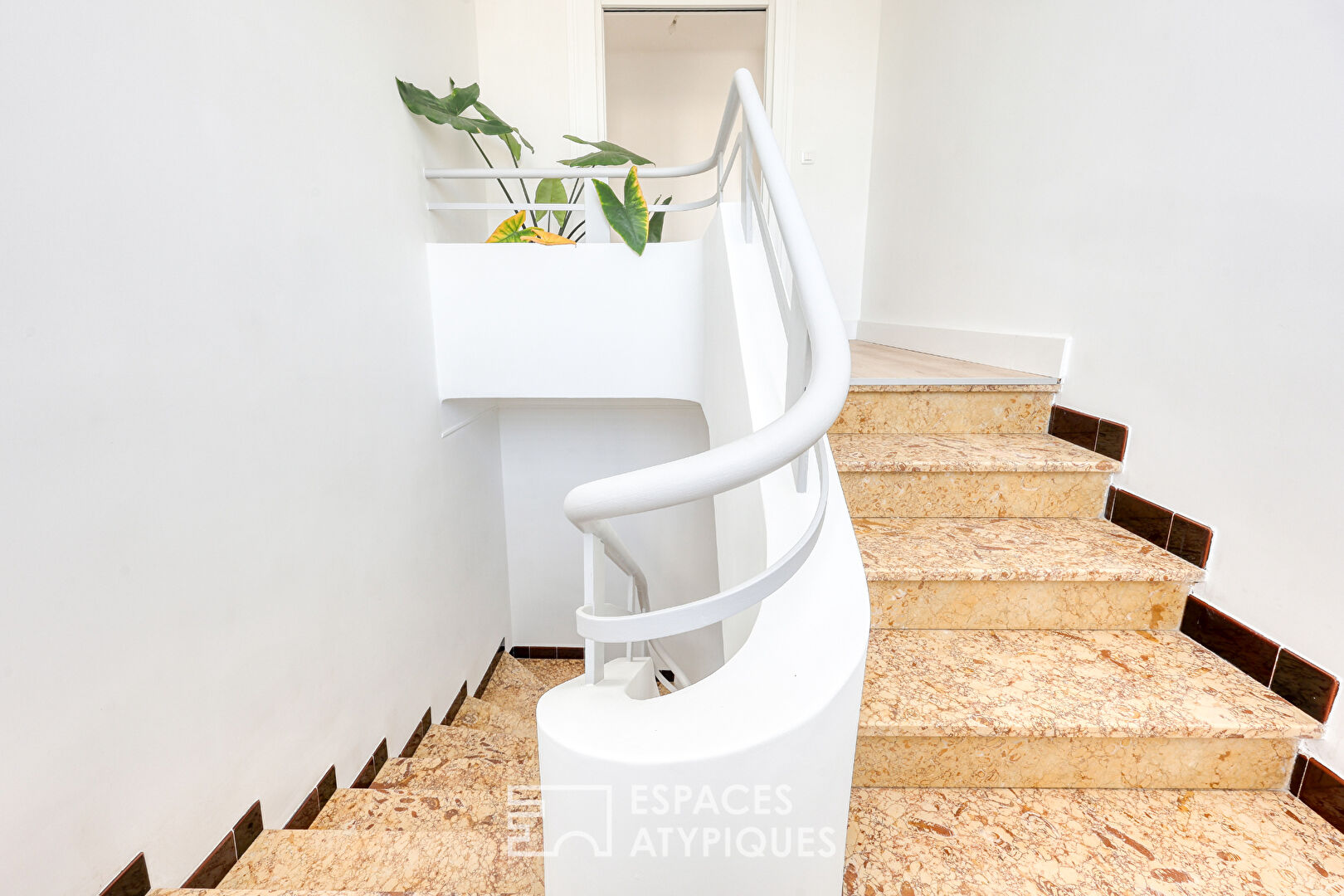 Appartement rénové avec extérieur et stationnement à Hyères