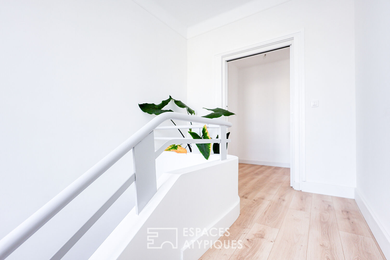 Appartement rénové avec extérieur et stationnement à Hyères