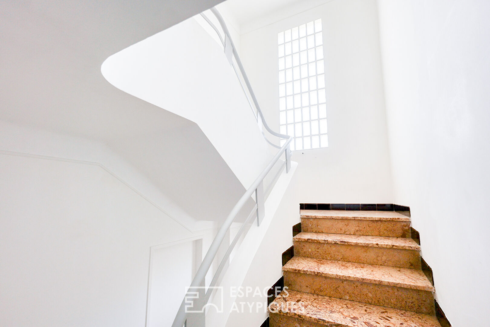 Appartement rénové avec extérieur et stationnement à Hyères