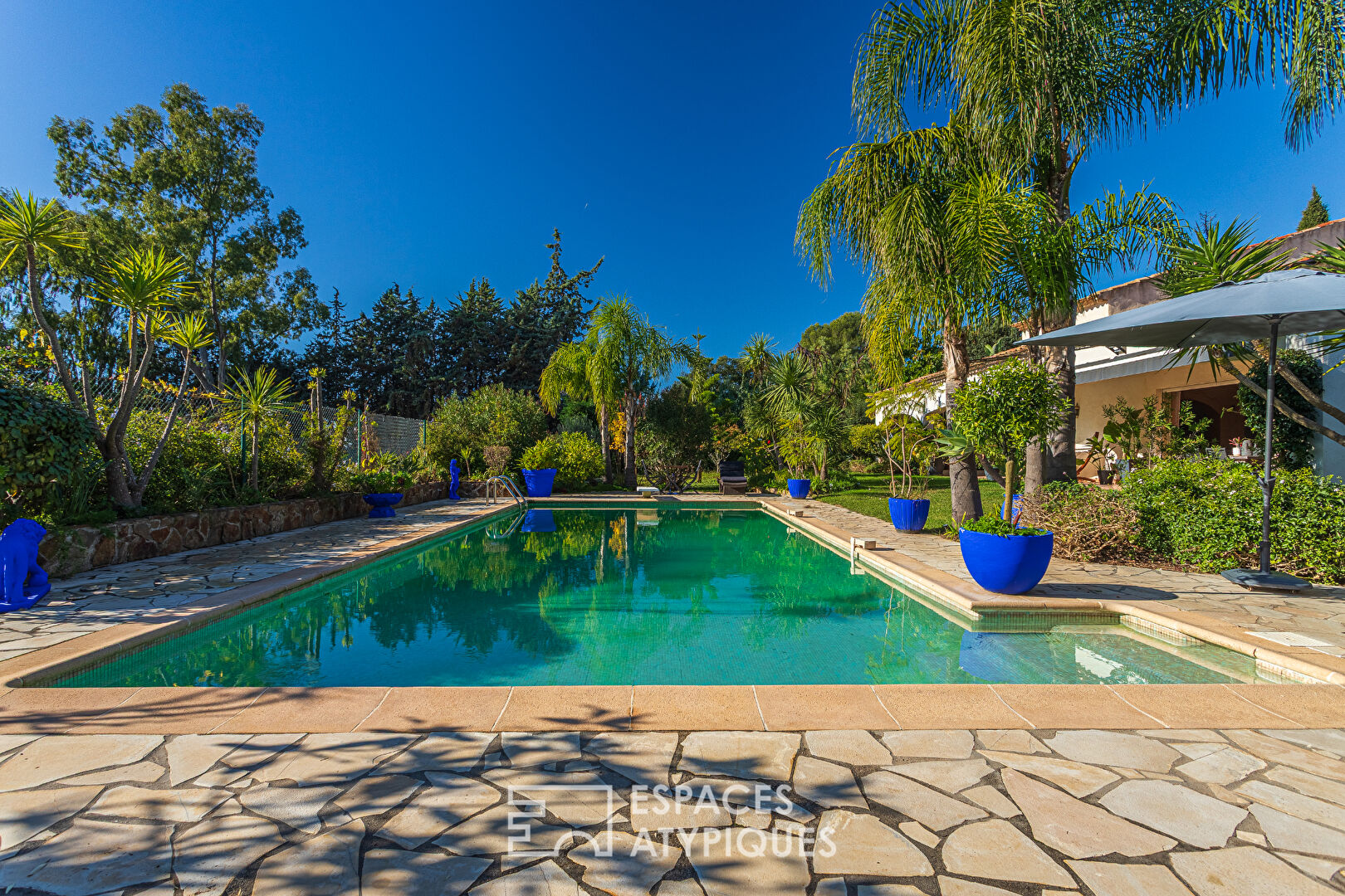 Villa de caractère avec piscine et tennis