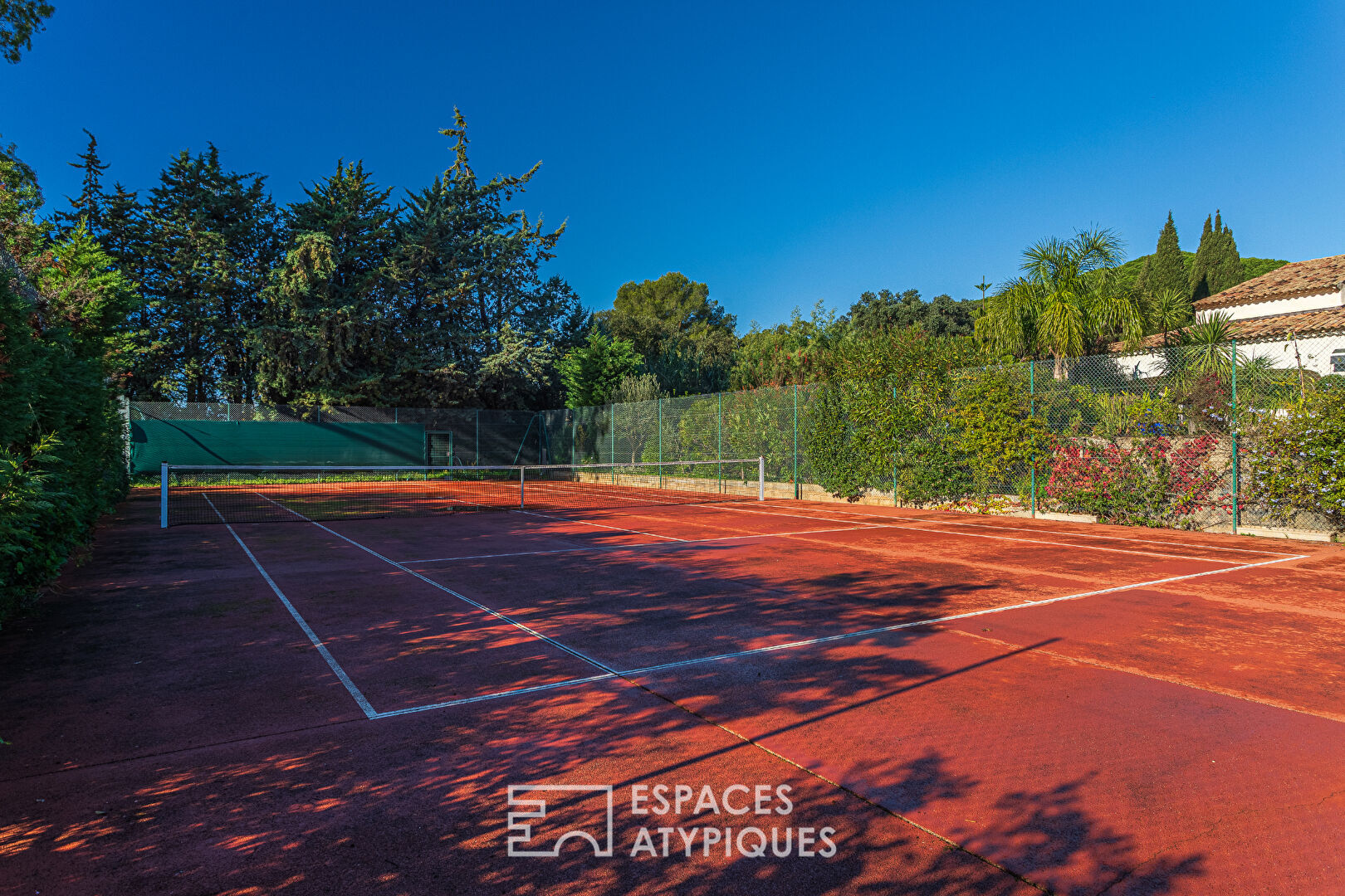 Villa de caractère avec piscine et tennis