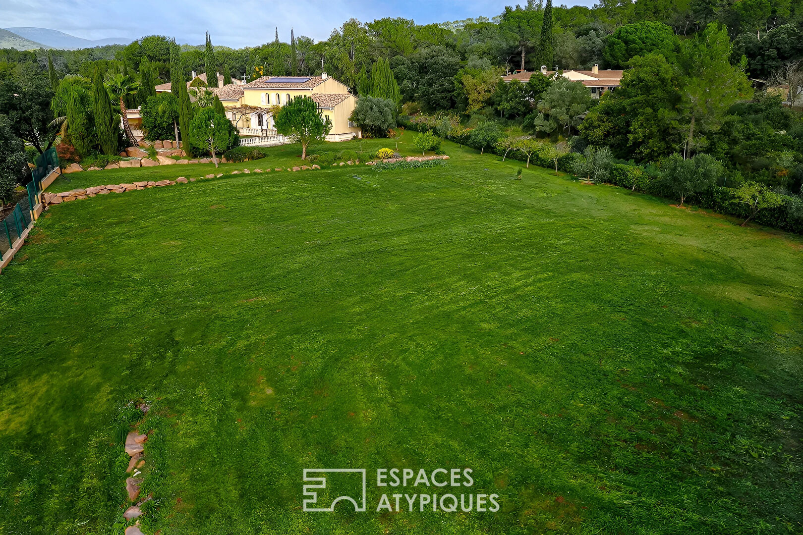 Maison de caractère avec piscine dans la nature