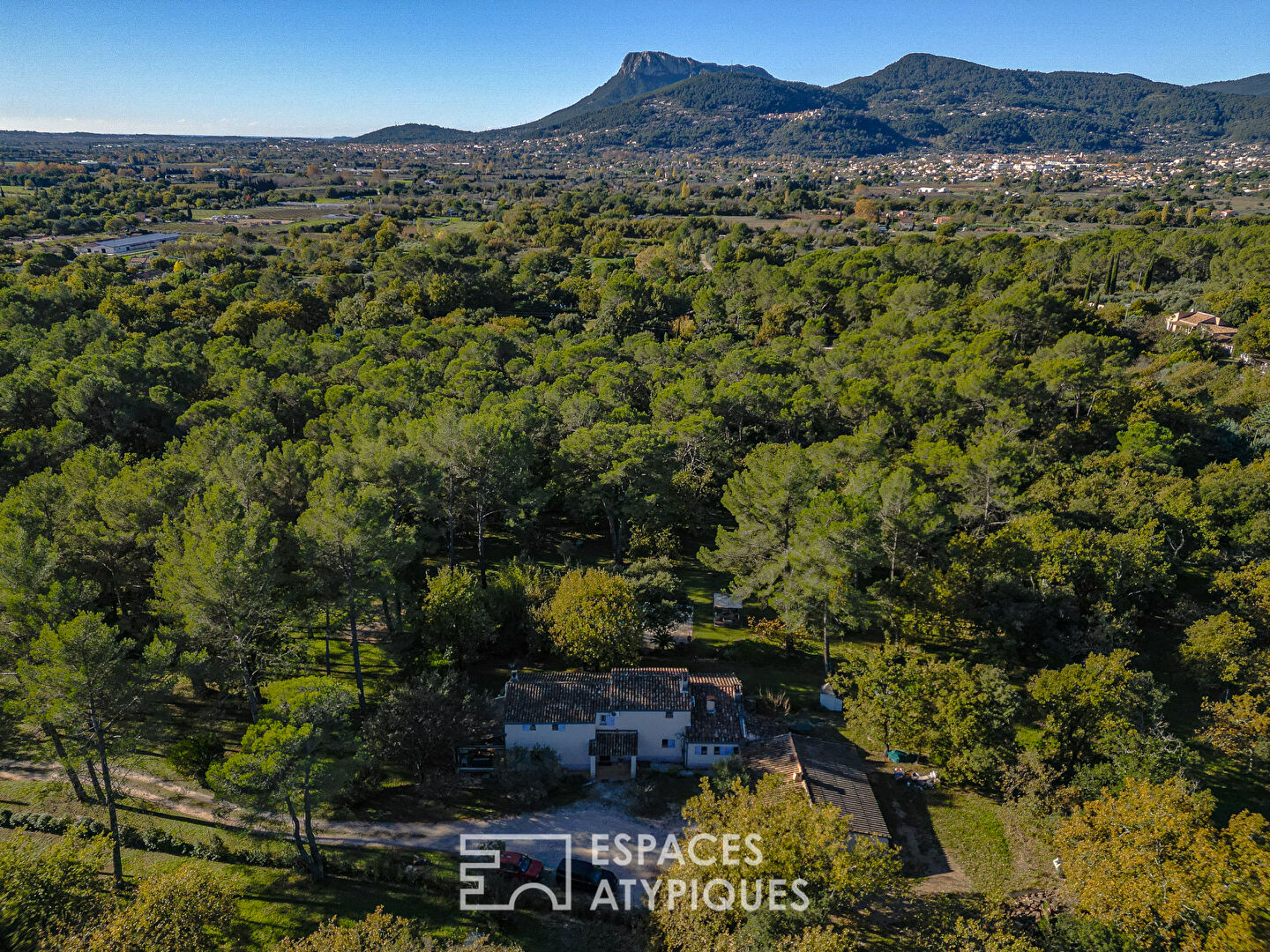 Mas en pierre dans un parc de nature avec piscine