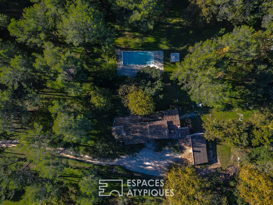 Mas en pierre dans un parc de nature avec piscine