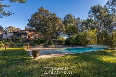 Mas en pierre dans un parc de nature avec piscine