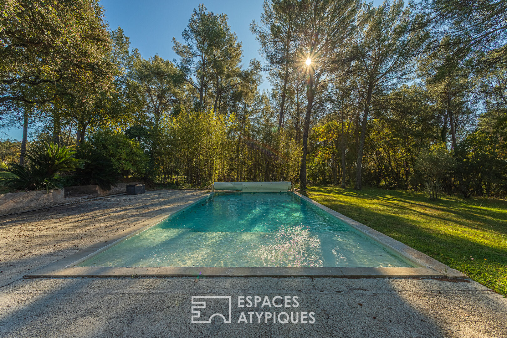 Mas en pierre dans un parc de nature avec piscine