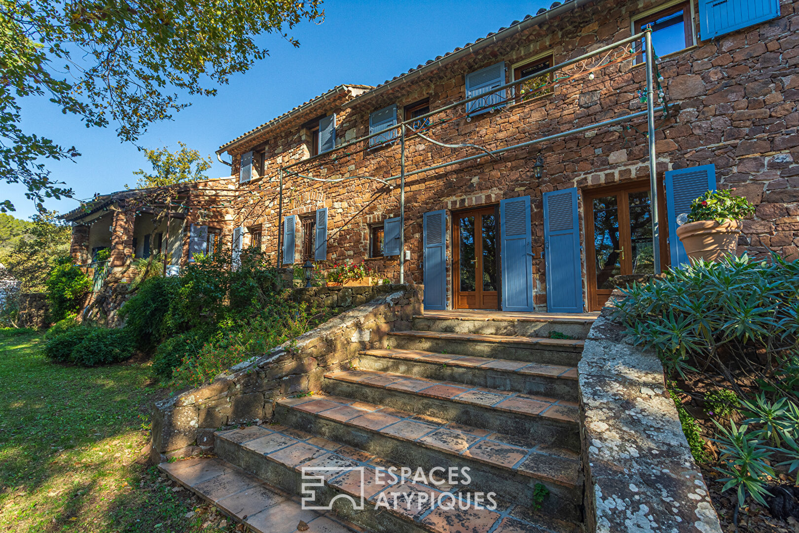 Mas en pierre dans un parc de nature avec piscine