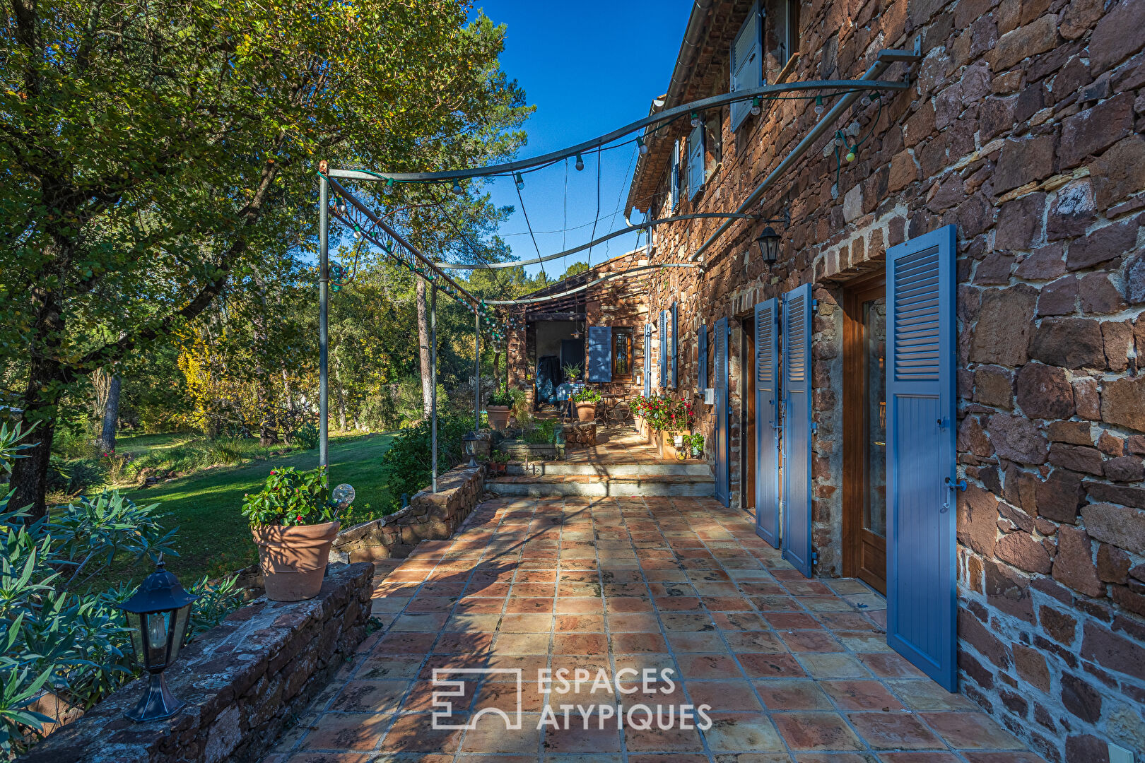 Mas en pierre dans un parc de nature avec piscine