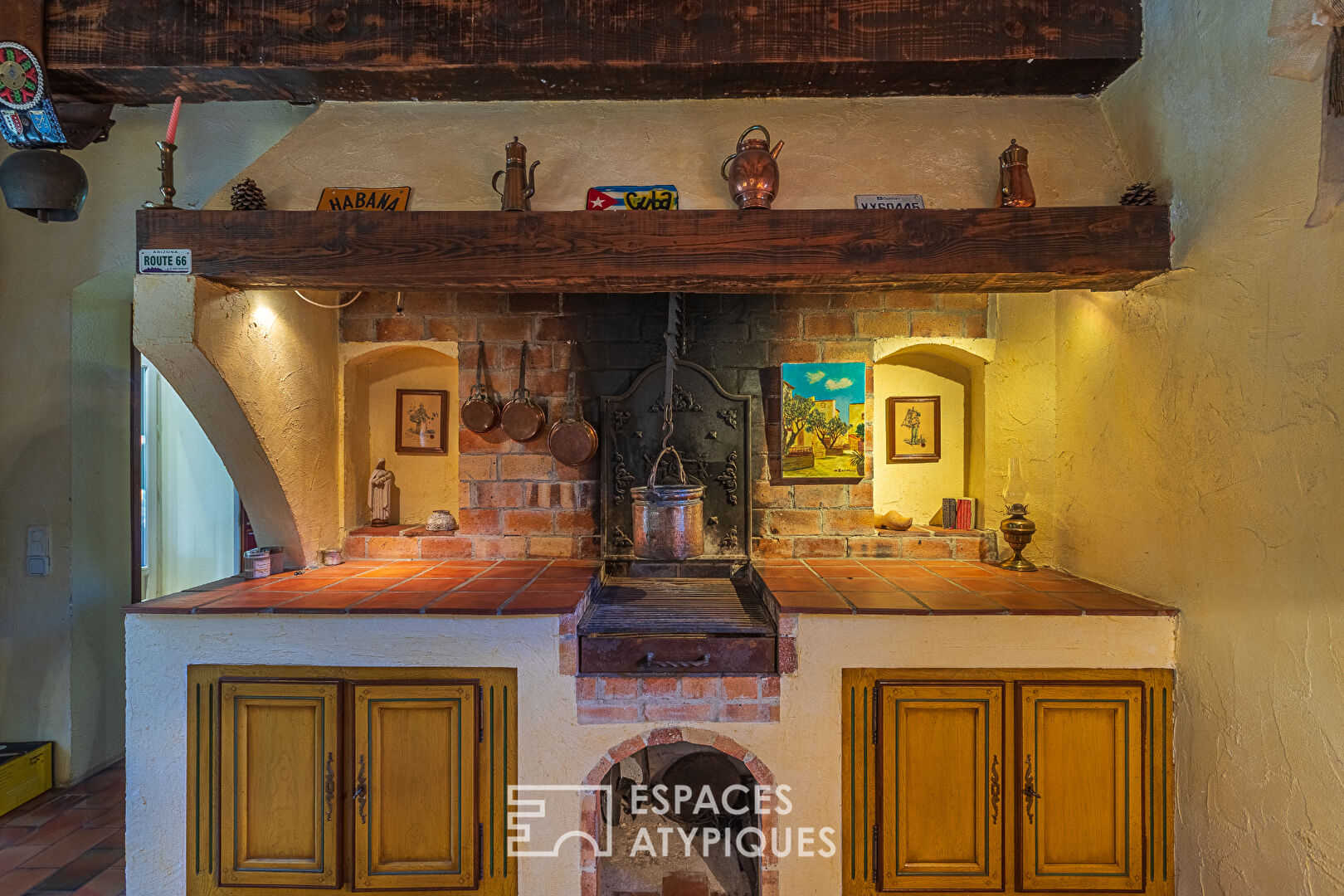 Mas en pierre dans un parc de nature avec piscine