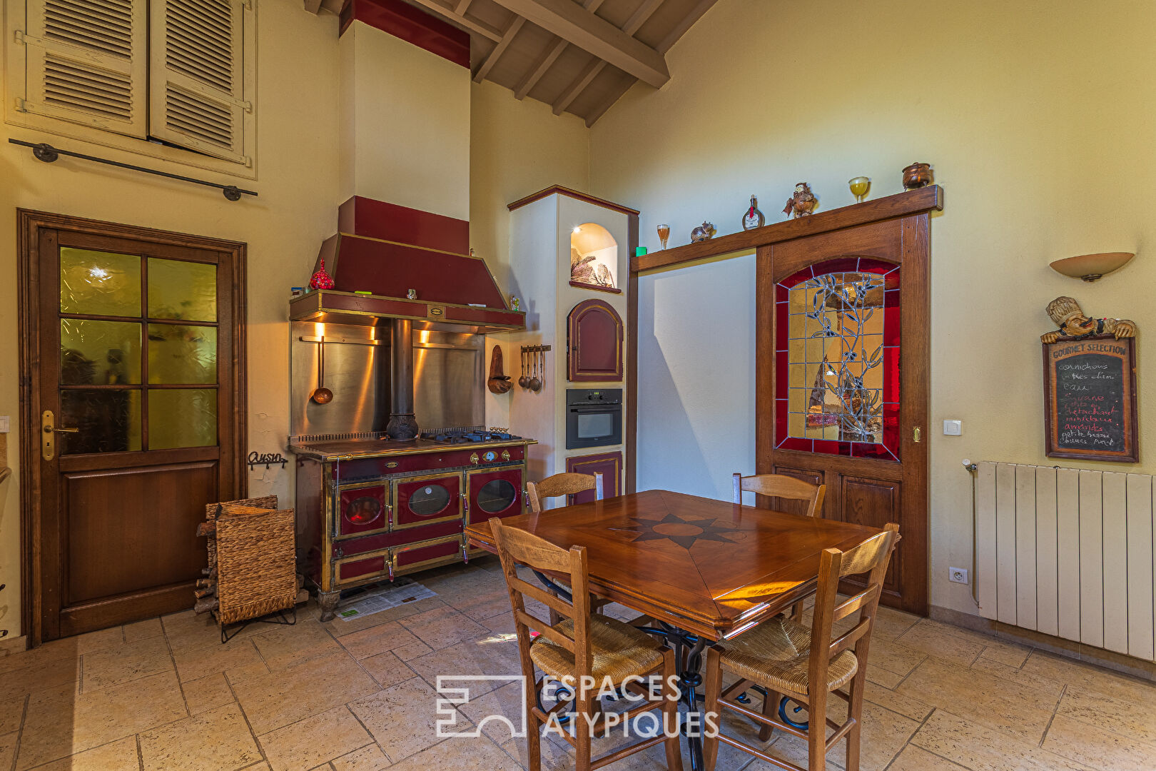 Mas en pierre dans un parc de nature avec piscine