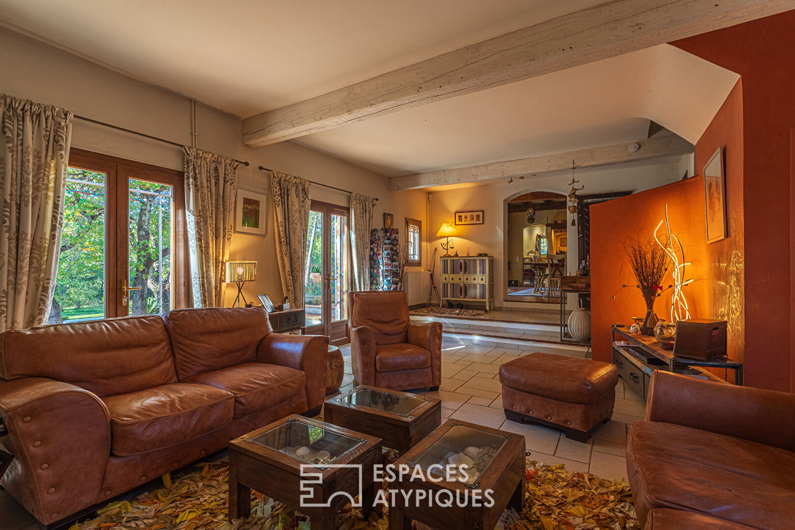 Mas en pierre dans un parc de nature avec piscine