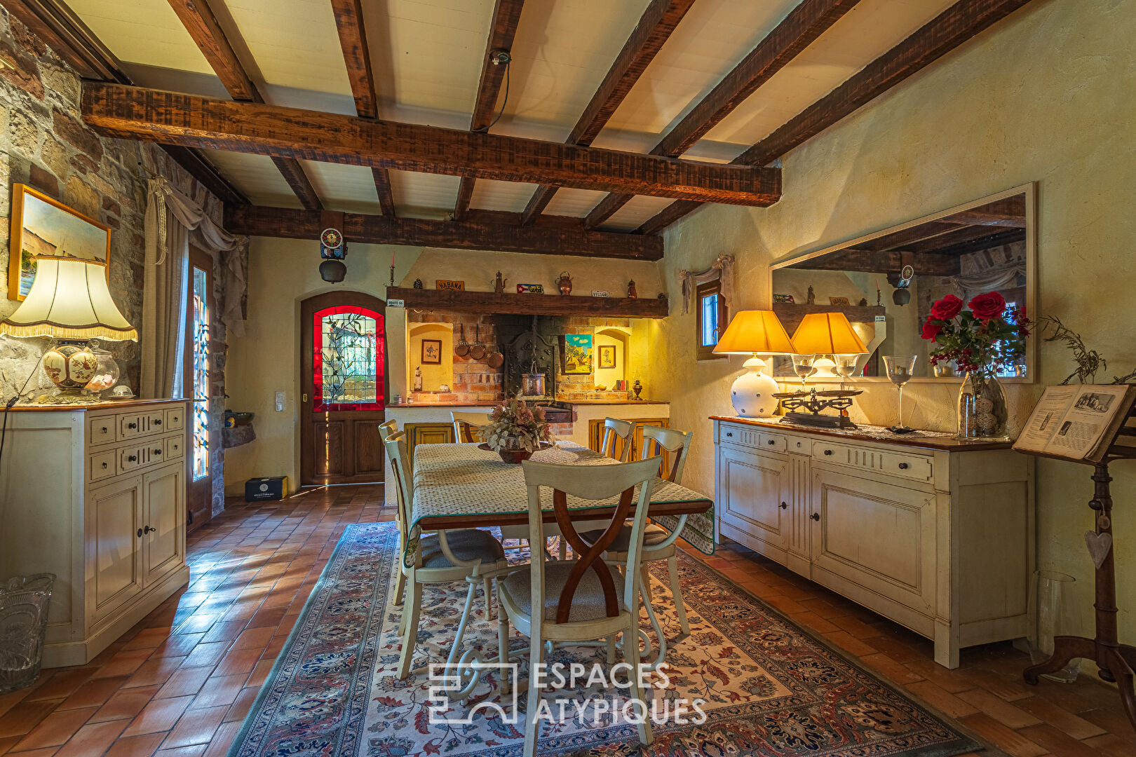 Mas en pierre dans un parc de nature avec piscine