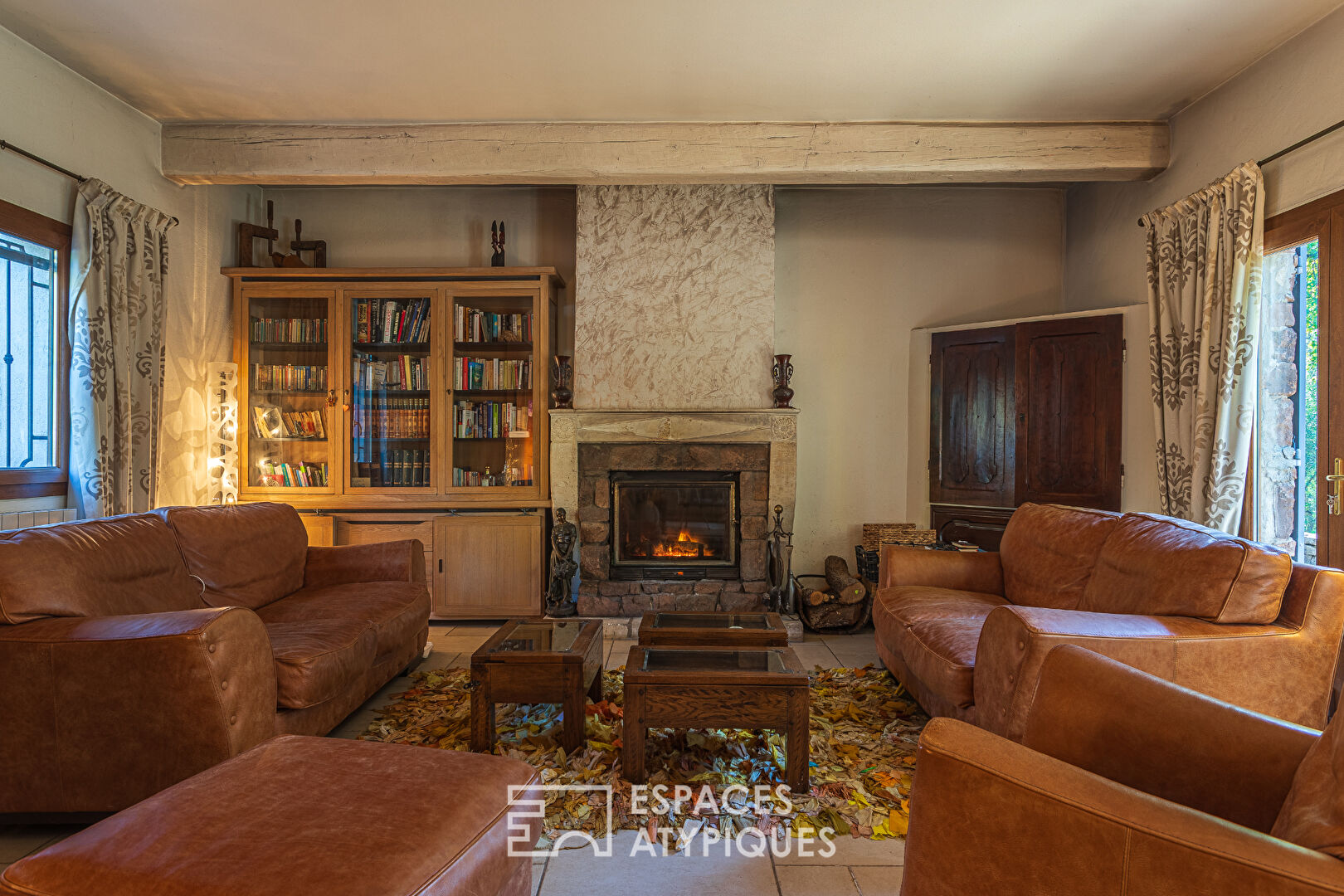 Mas en pierre dans un parc de nature avec piscine