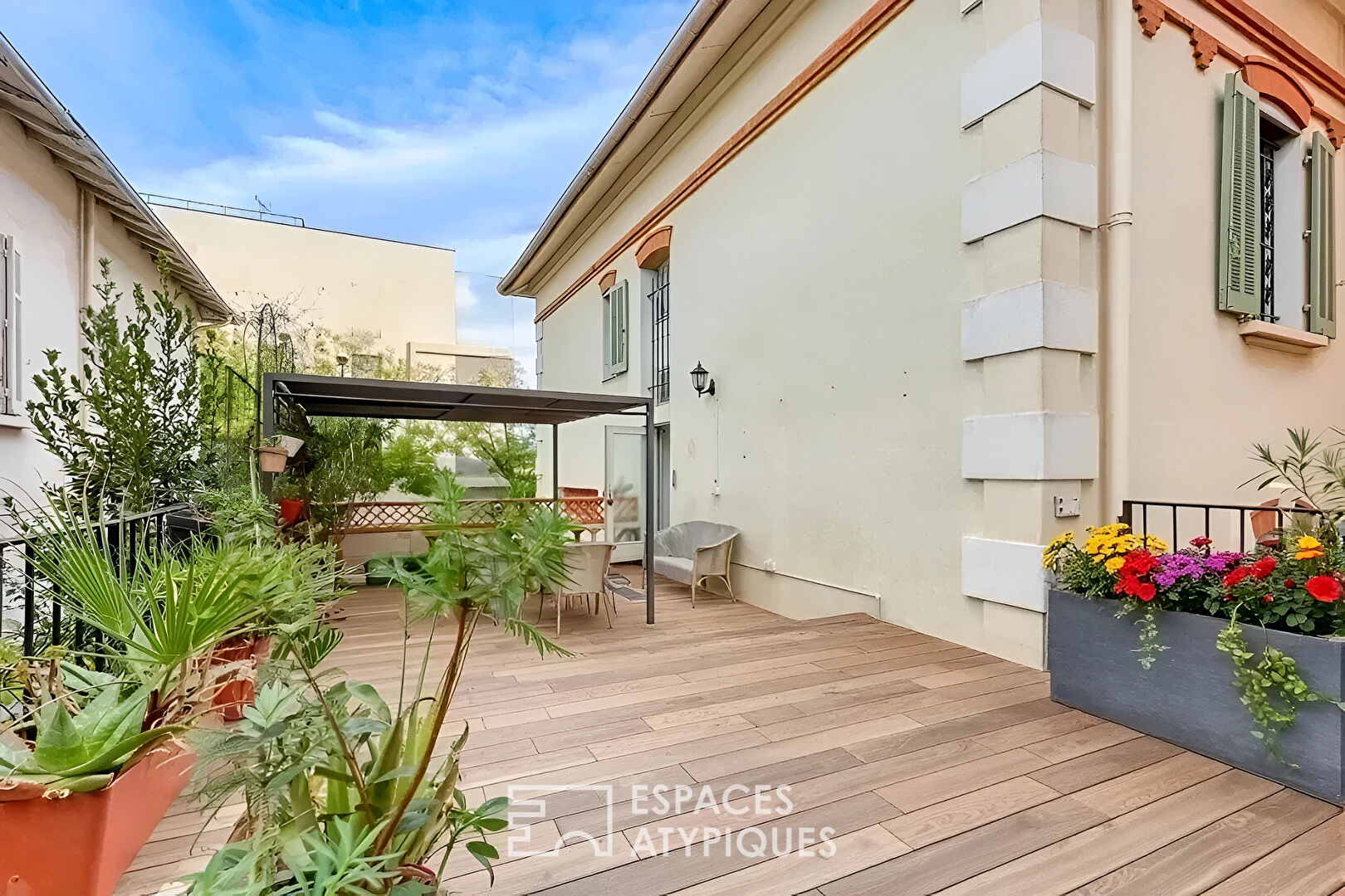 Superb historic duplex, with terraces, in a quiet location in the heart of Hyères city centre