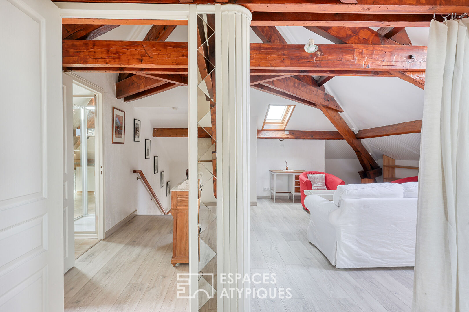 Superb historic duplex, with terraces, in a quiet location in the heart of Hyères city centre