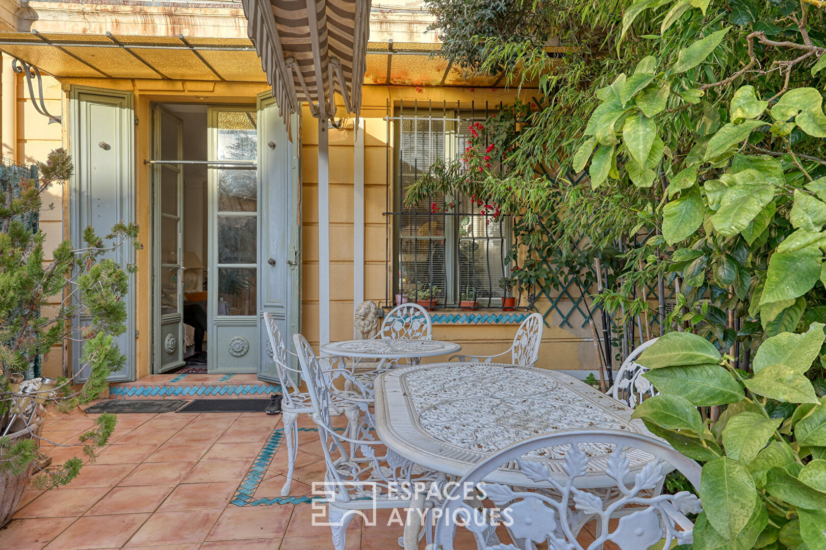 Grand rez-de-jardin avec extérieur dans le centre de Hyères