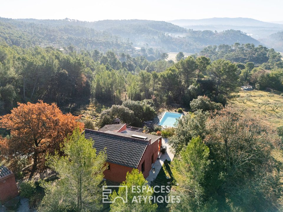 Maison de caractère avec dépendance et piscine, vue dégagée, Barjols (Var)