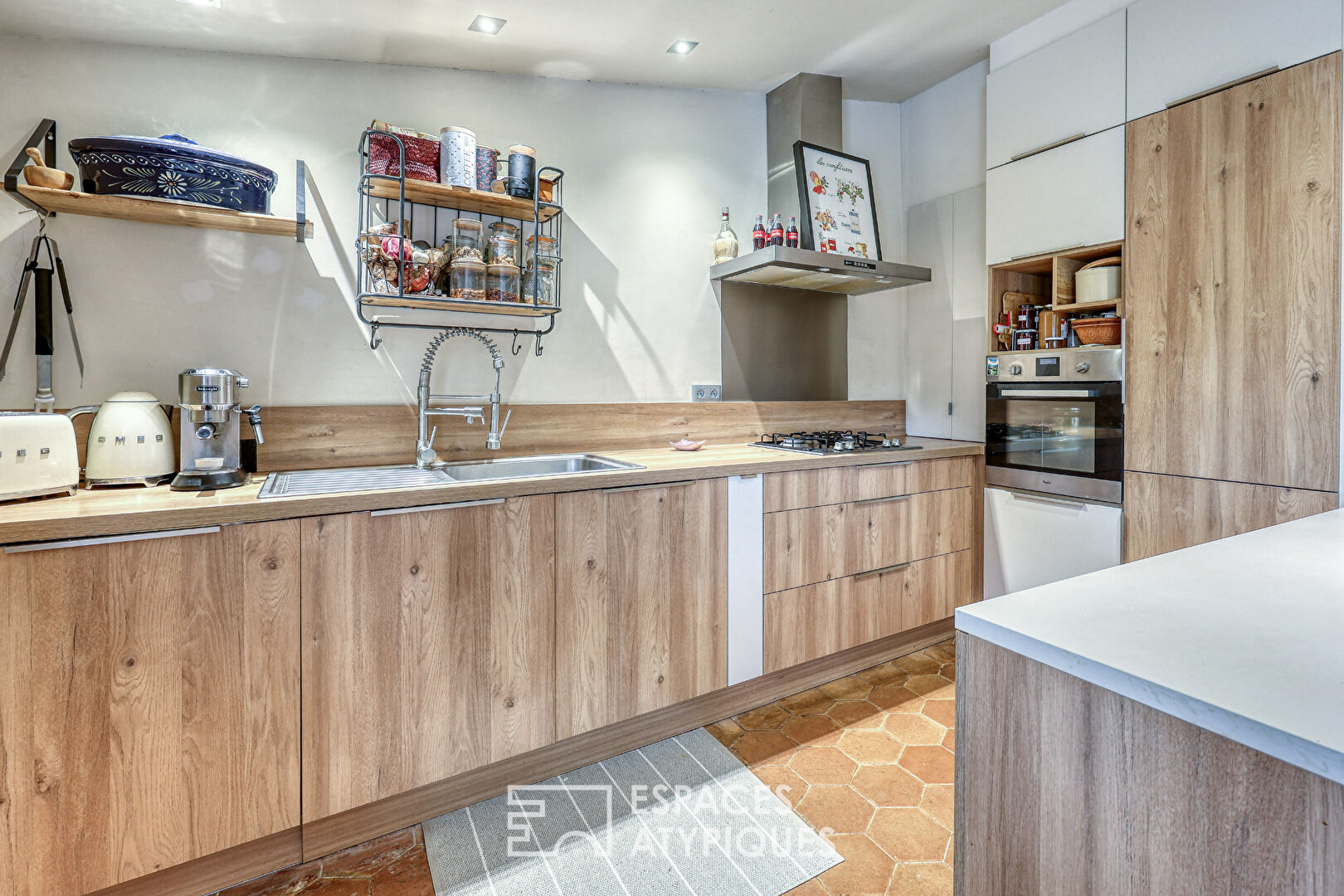 Maison ancienne rénovée en centre-ville avec garage