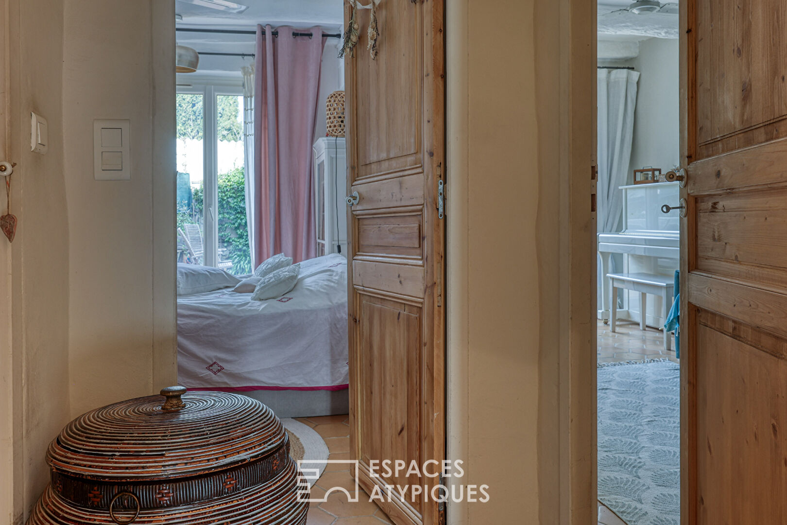 Maison ancienne rénovée en centre-ville avec garage