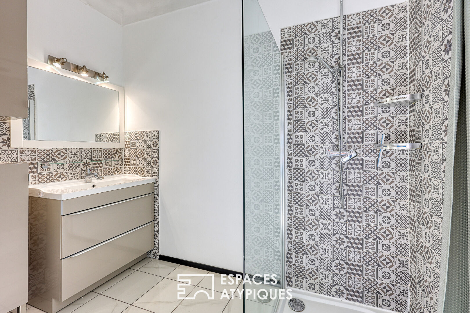 Apartment in the city center, Art Deco building