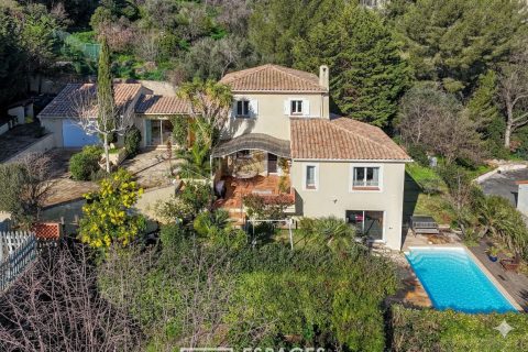 Villa familiale d&rsquo;architecte avec jardin et piscine