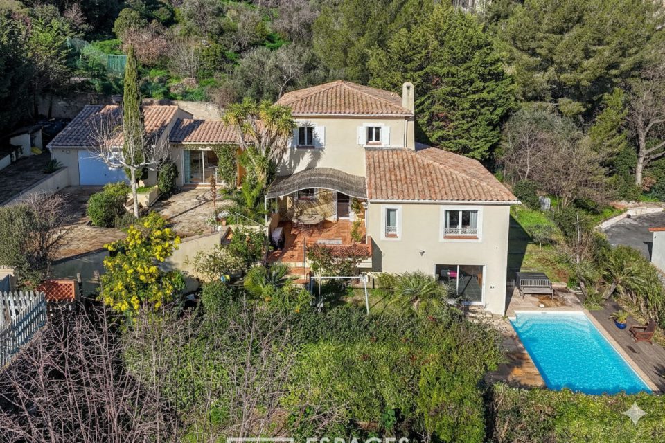 Villa familiale d'architecte avec jardin et piscine