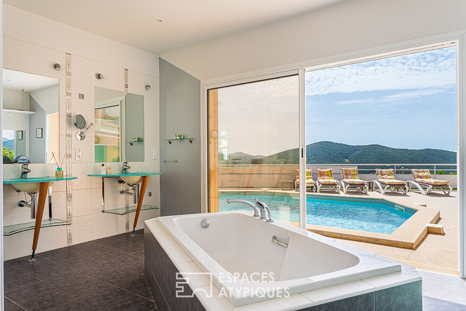 Maison d&rsquo;architecte vue sur mer avec piscine