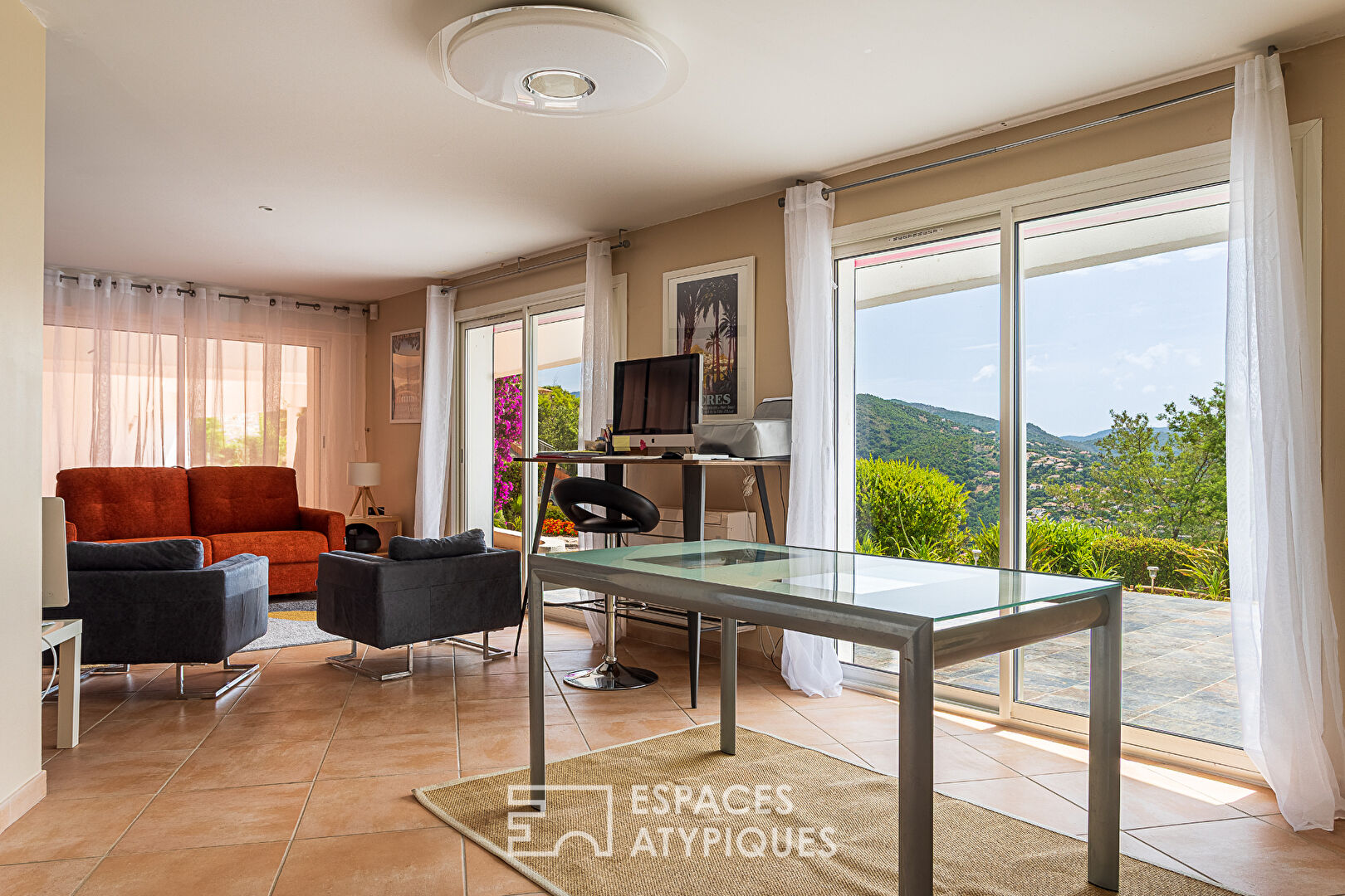 Maison d&rsquo;architecte vue sur mer avec piscine