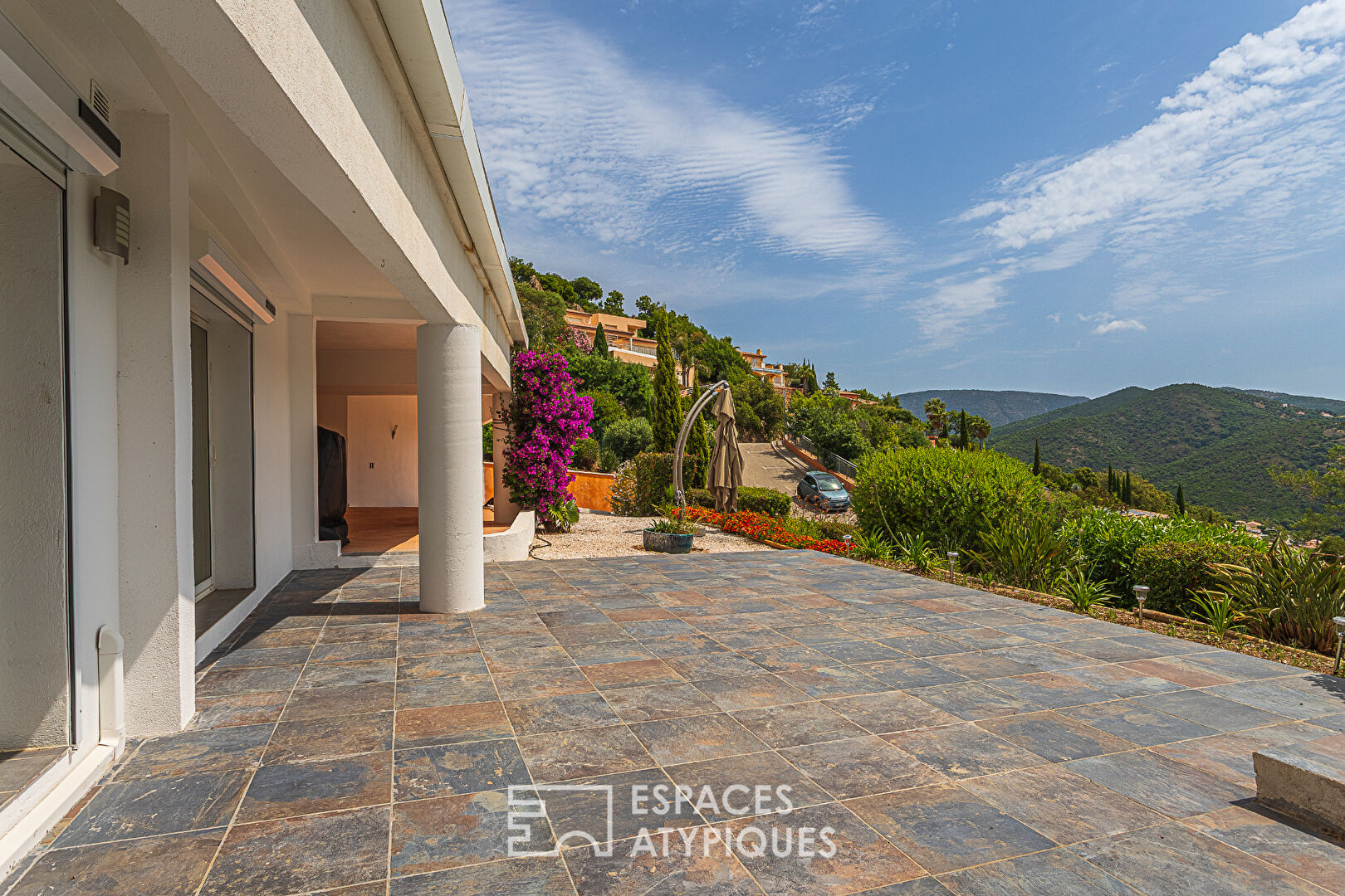 Maison d&rsquo;architecte vue sur mer avec piscine