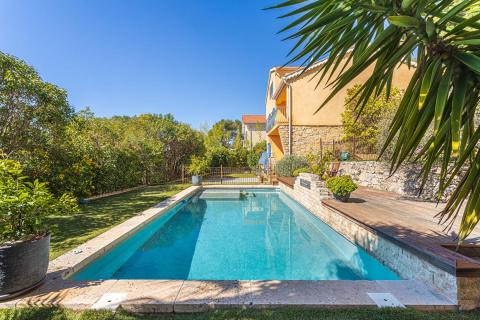 Maison familiale avec jardin, piscine et vues