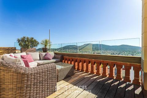 Apartment-villa with panoramic terraces and sea view in Hyères