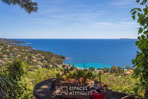 Maison entre ciel et mer avec vue contemplative