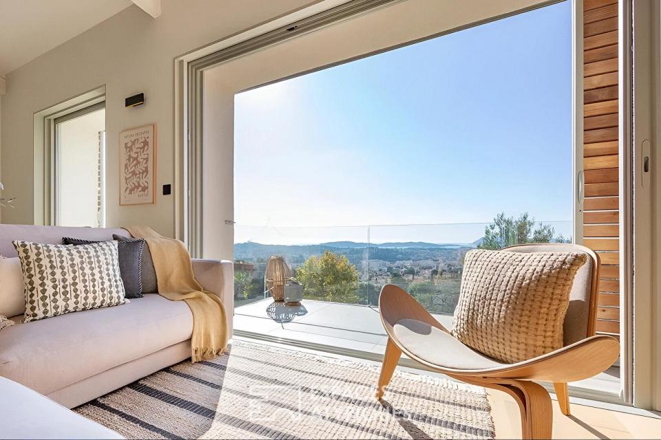 Villa vue rade sur les pentes du Faron