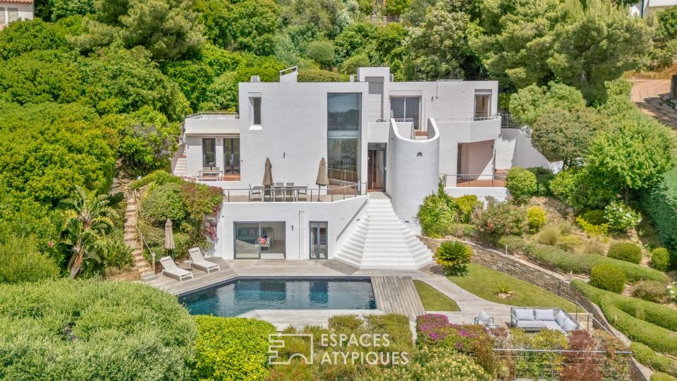 Villa blanche suspendue entre ciel et Méditerrannée