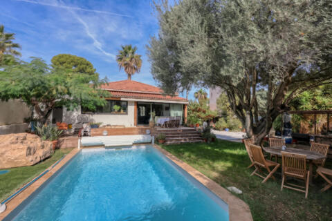 Charmante maison de plain pied avec piscine