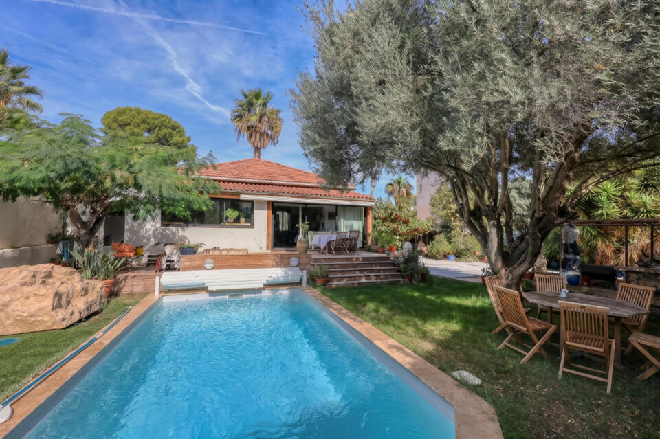 Charmante maison  de plain  pied avec piscine