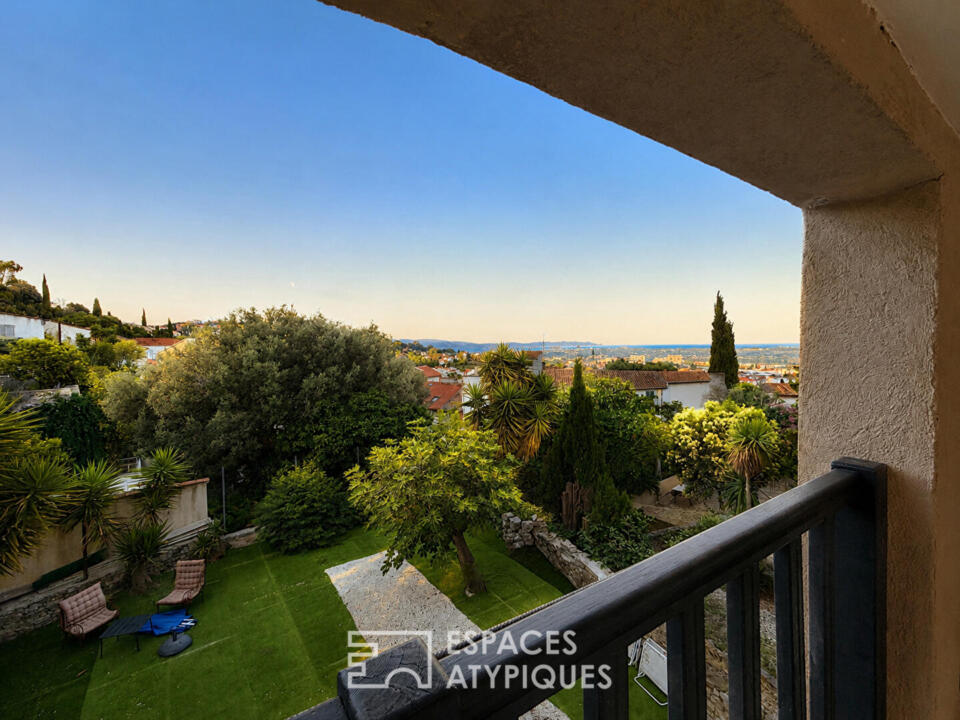 Maison contemporaine avec jardin et vue mer