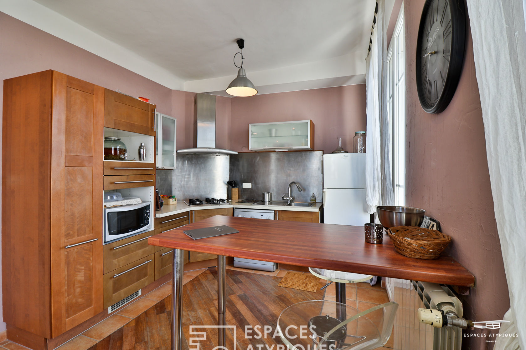 Appartement dernier étage  réhabilité dans une maison de maître