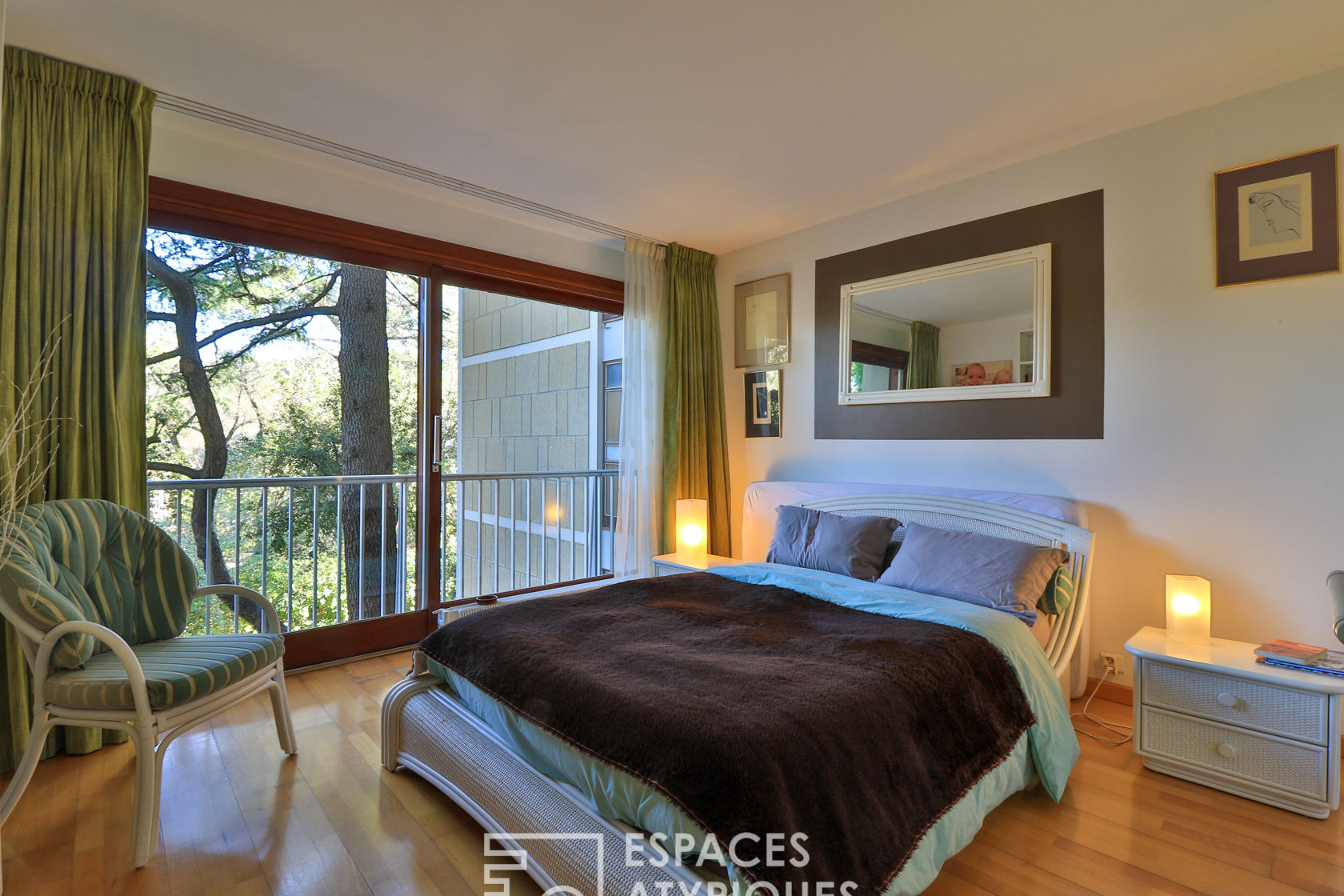 Duplex and independent studio facing the sea