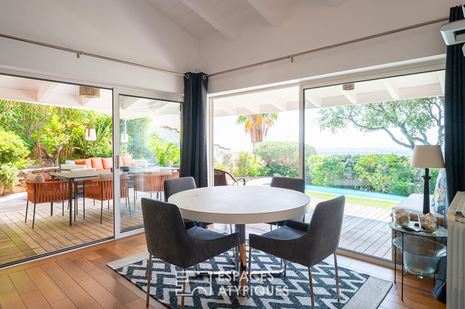 Island-inspired villa with a view of the Golden Islands