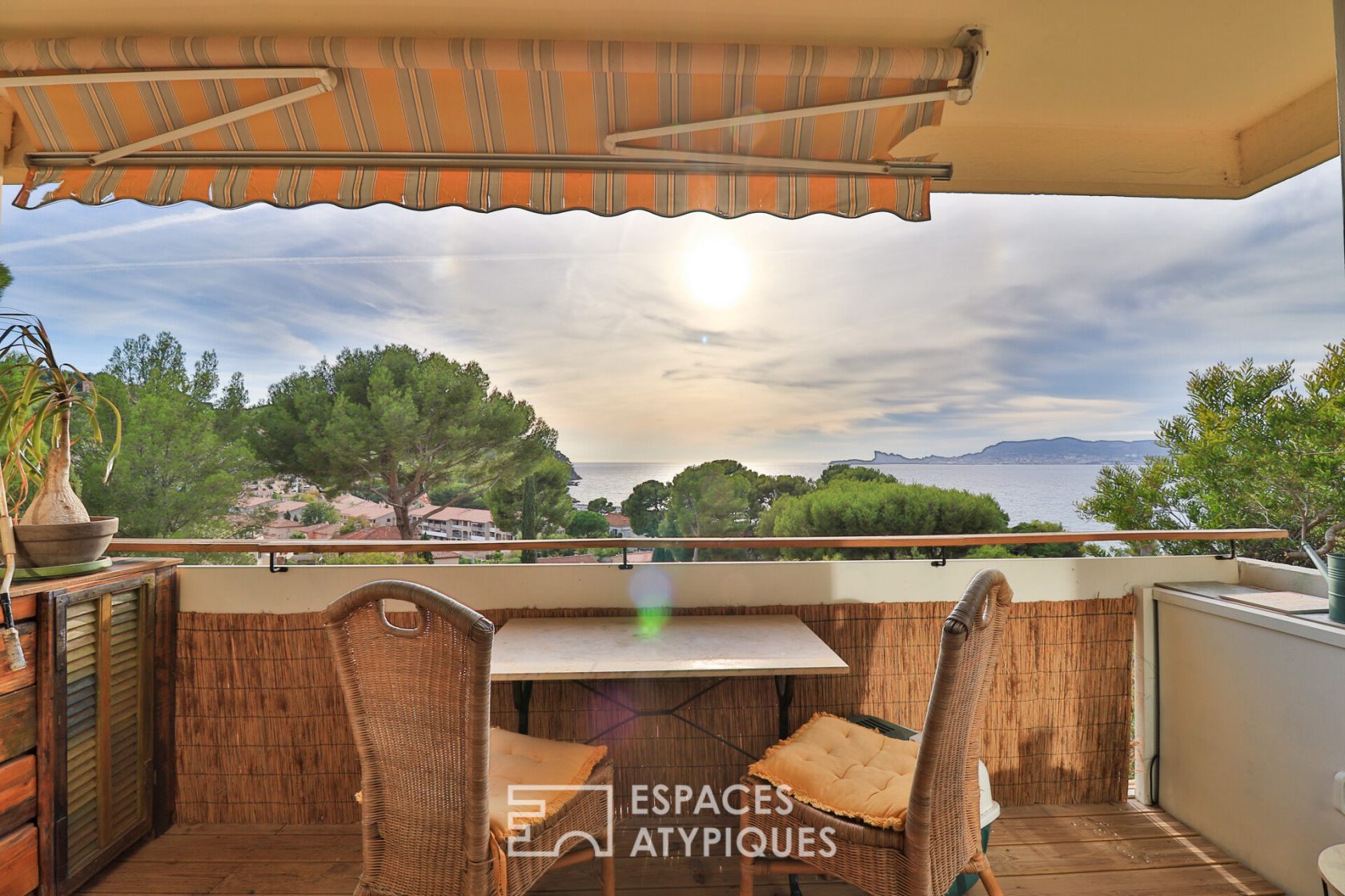 Apartment with sea view and large exterior